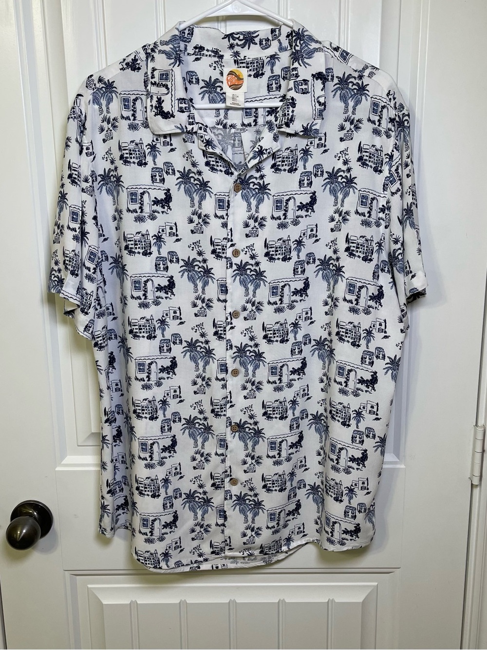 C&C California Large White & Navy Short-Sleeve Button-Up Tropical Mediterranean
